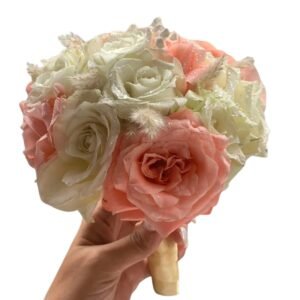 Un bouquet élégant aux tons blancs et saumon pour illuminer chaque instant.