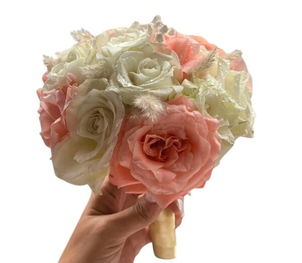 Un bouquet élégant aux tons blancs et saumon pour illuminer chaque instant.