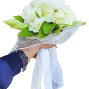Fraîcheur et harmonie dans un bouquet blanc et vert naturel.