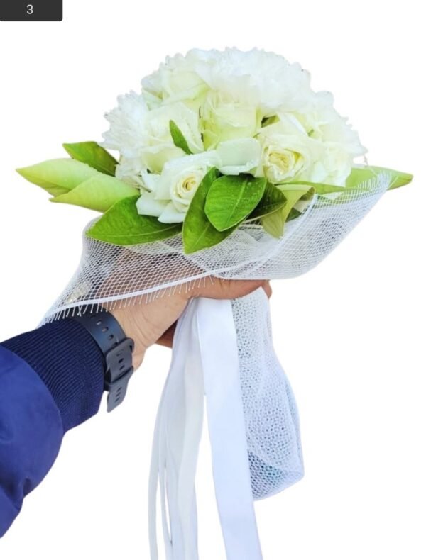 Fraîcheur et harmonie dans un bouquet blanc et vert naturel.