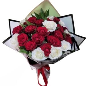 Une harmonie de trois variétés florales pour symboliser un amour fort et équilibré.