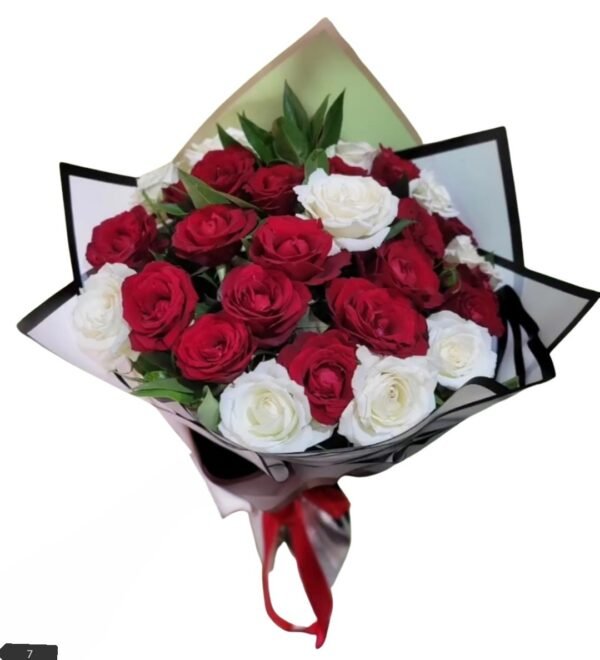 Une harmonie de trois variétés florales pour symboliser un amour fort et équilibré.